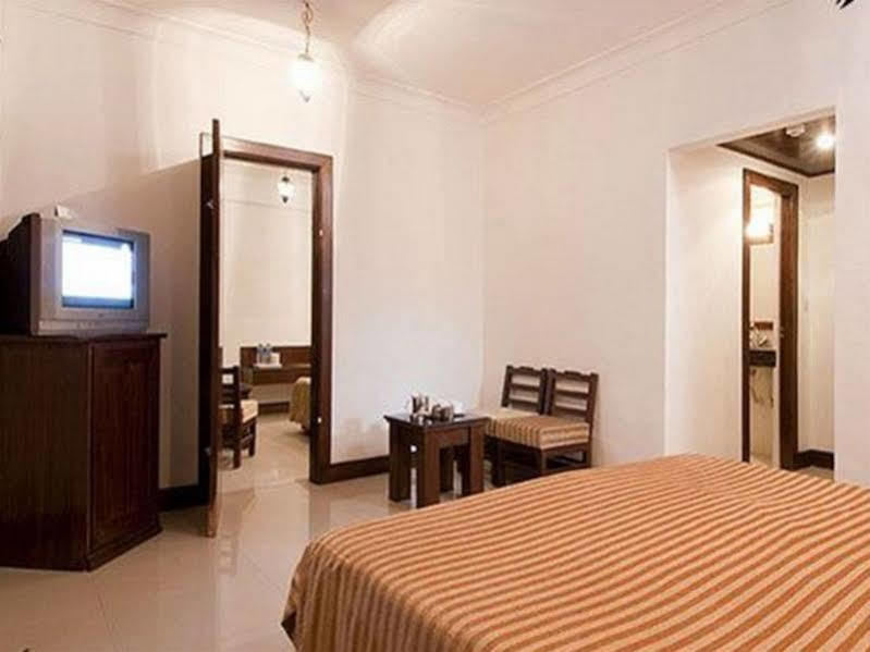 Hotel Atithi Agra  Esterno foto